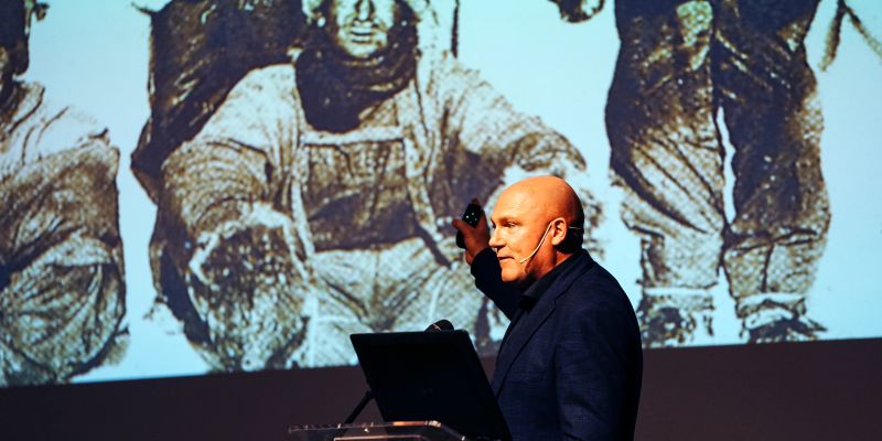 Plenary afternoon - Andre Kuipers - 01.jpg